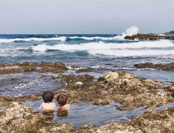 Los dos hijos de la cantante en un charco en Hoya del Pozo (Foto Instagram de la artista)